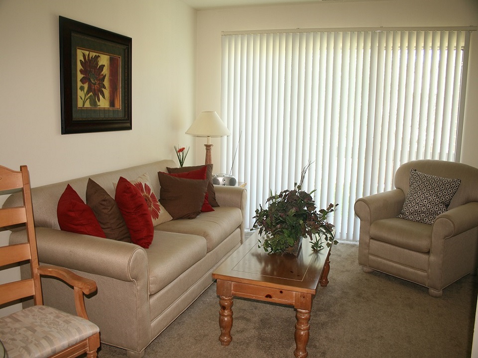 Living room at Clovertree Apartments, Flint, MI 48532