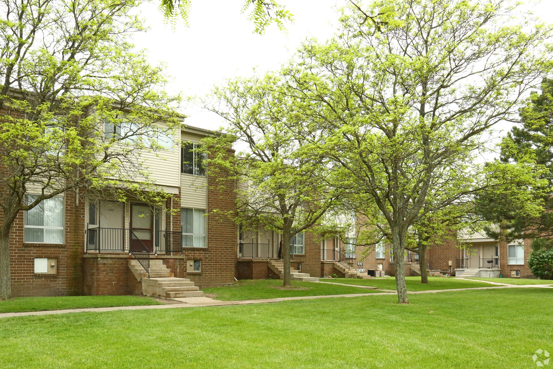 Clovertree Apartments exterior in Flint Michigan