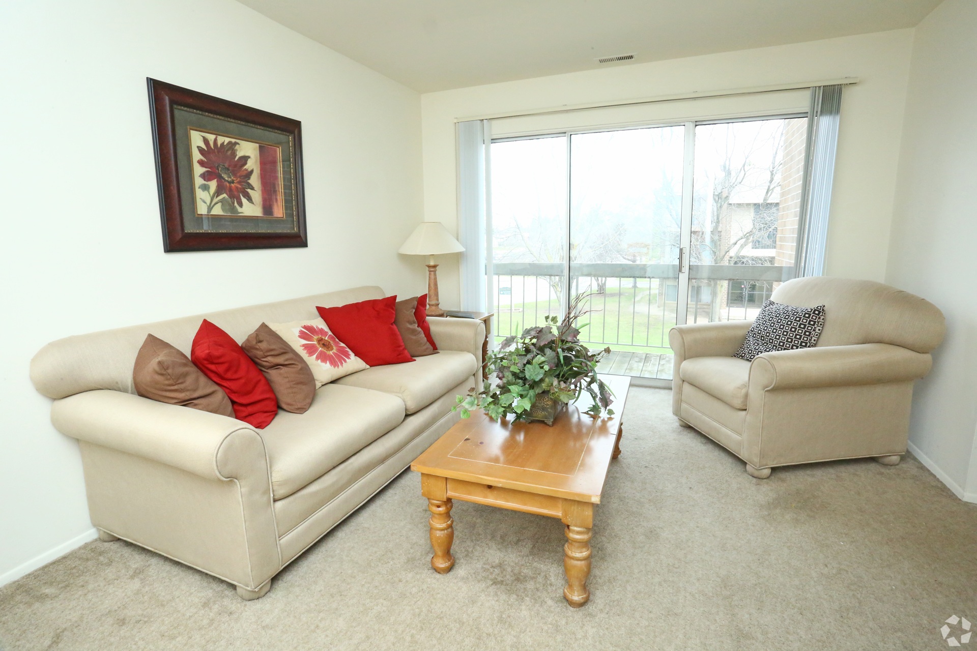 Clovertree Apartments living room in Flint Michigan